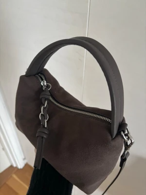 Så söt brun väska - Så fin och försiktigt använd väska!!! Perfekt skick och i brunt mocka🥹