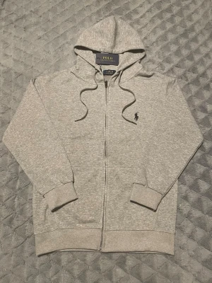 Ralph Lauren zip hoodie - Säljer denna snygga Ralph Lauren hoodie med dragkedja på🔥Storlek M✅Skriv dm om frågor. Priset är inte hugget i sten🤝