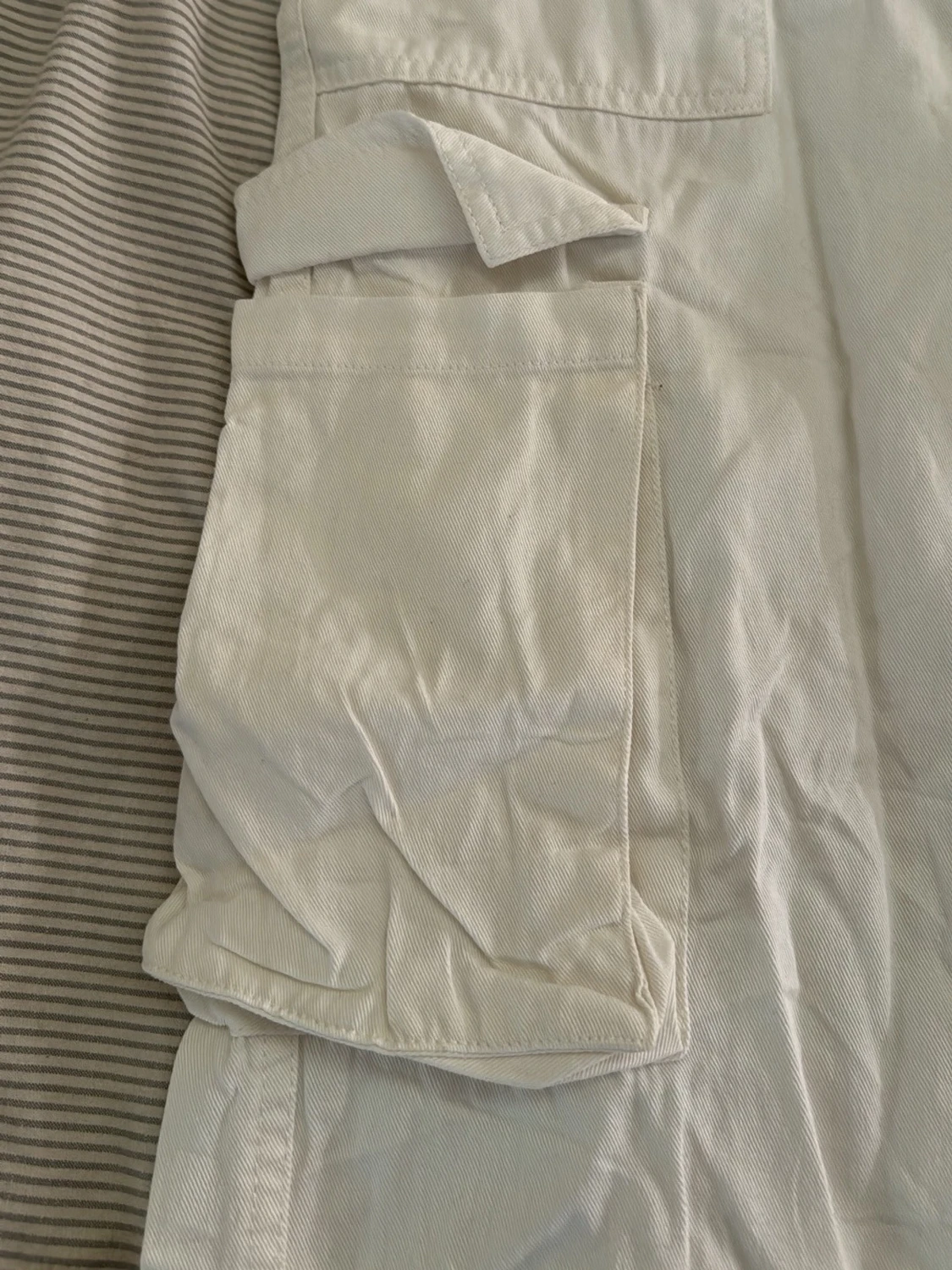 Vita cargopants med stora fickor - 2