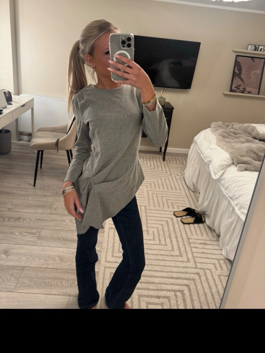 Grå långärmad blus med asymmetrisk fåll - 3