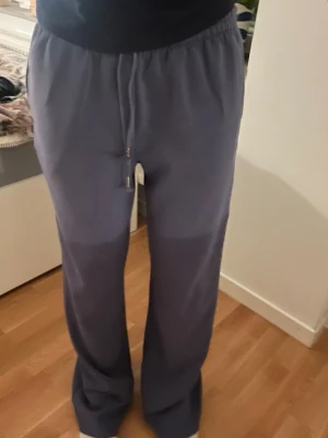 Mörkblå mjukisbyxor - Säljer ett par mörkblå mjukisbyxor från Lager 157🤍 De är i väldigt bra skick och nästan aldrig använda.