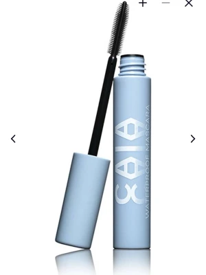 CAIA Waterproof Mascara - NY - Vattenfast mascara från CAIA i en stilren ljusblå tub. Mascaran har en smal silikonborste som ger separerade och definierade fransar. Perfekt för dig som vill ha en mascara som håller hela dagen. Produkten är helt ny.  Ny pris: 279kr