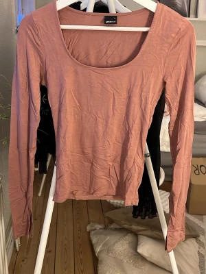 topp från gina - fin topp från gina i soft touch collectionen! är i en gammelrosa färg som inte säljs längre💕