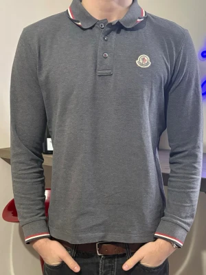 Moncler Tennis Tröja - Tennis Tröja från Moncler/inköpt på Moncler outlet i Italien/Passar som S/M/ Skick:9/10