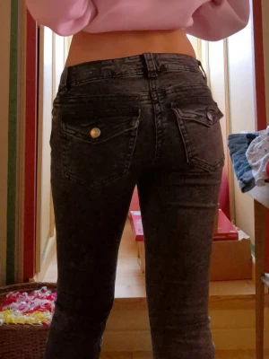 Bootcut jeans - Svarta bootcut jeans med låg midja från gina tricot. Storlek 36 och passar mig som är 168 cm.