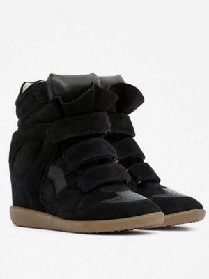 Svarta wedge sneakers med kardborre - Snygga svarta sneakers med inbyggd kilklack och flera kardborreband. Skorna har en cool design med rund tå och platt sula i gummi. Tillverkade i mocka och syntetmaterial, perfekta för dig som vill ha både stil och edge.