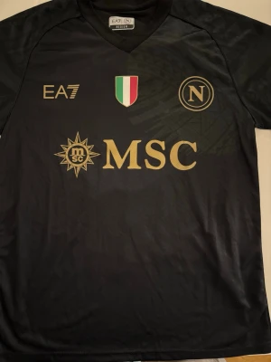 Osimhen Napoli borta Tröja - Fotbollströjor i storlek M. Helt ny och oanvänd, med tag kvar. Detaljrik i inofficiell version. 