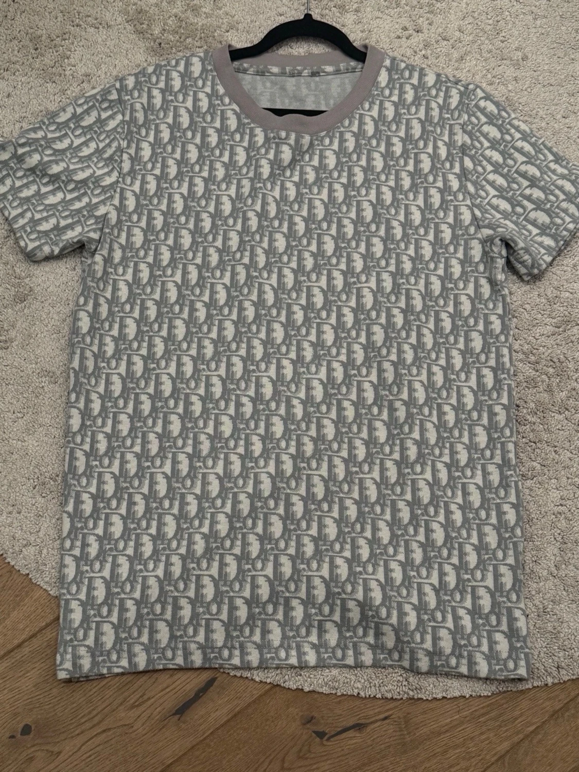 Grått set med Dior-mönster