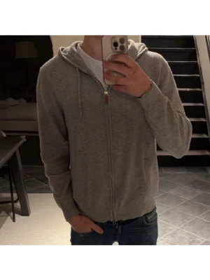 KASHMIR HOODIE - Säljer nu min goa kashmir hoodie från sayless, den är i bra skick och inte andvänd mkt även därför den säljs. Skriv om du har nån fråga eller vill ha nån mer bild. 