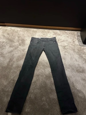 Replay Jeans Anbass 34/34 - Säljer fel fria Anbass i storlek 34/34. Mycket bra skick på dessa använda fåtal gånger. Vid funderingar hör gärna av dig