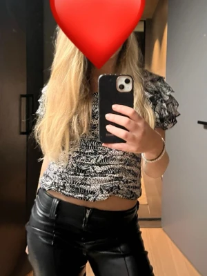 Svartvit  blus med volangärm - Jättefin svartvit blus som tyvärr inte passar längre.