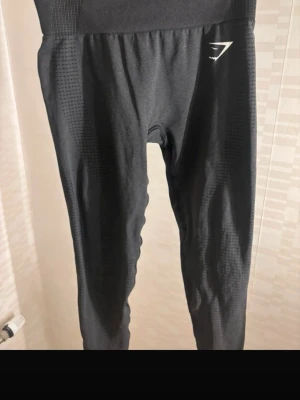Gymshark träningstights  - Gymshark träningstights från Vital kollektionen. Använda ungefär 5 gånger endast, fortfarande i väldigt bra skick och inga hål eller liknande. Väldigt skönt material och stretchiga. 🌸