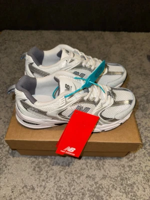 New balance 530 - Helt nya New balance 530 sneakers. Sjukt snygga och trendiga, men tyvärr måste jag sälja pga flytt. 
