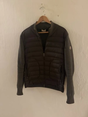 Grå cardigan från Moncler - Sjukt fet grå Moncler cardigan i super bra skick hör av er om fler bilder eller om pris förslag 