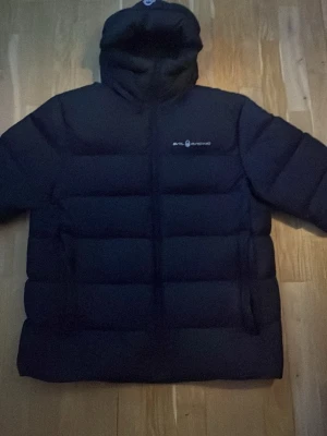 Svart dunjacka från Sail Racing - Säljer en svart dunjacka från Sail Racing. Använd fåtalet gånger. Storlek XXL. 