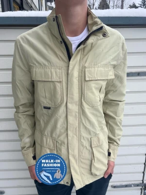 Woolrich fieldjacket - Tja! Säljer nu denna sjukt snygga woolrich fieldjacket. Nypris ligger runt 4500kr men säljs nu för 999kr. Skick 9/10 som ny utan synliga defekter. Modellen är 185 men passar allt mellan 177i-188