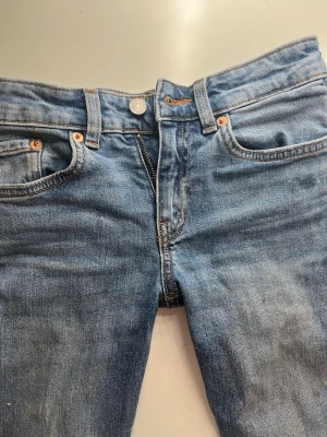 Flare jeans från lager 157 - Flare/bootcut jeans från lager 157 i storlek xxs short🩷 Nypris ca 400kr. De är i toppen skick men är lite slitna i ändan