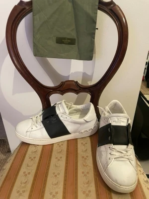 Valentino Garavani Open skor  - Valentino Garavani Open skor   Storlek: 41 Skicket: 7,5/10 Har du frågor? Släng iväg ett DM!