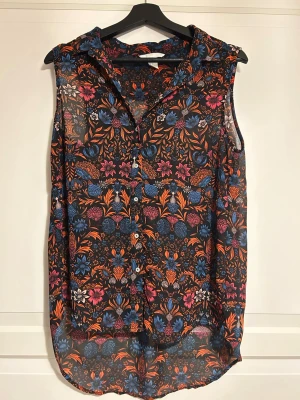 Kortärmad blus - Mönstrad, kortärmad vintage blus från H&M. Knappt använd men inköpt för länge sedan. Alla knappar är hela och inga skavanker finns. 