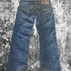 Boot cut true religion jeans!! - Waist 32 trueys as feta har dock heelbiten men dom sitter bootcut tack vore det!! Priss går såklart att diskutera!!! Bilder kan fixas mer om det behövs!! Lagglappar sitter i byxorna!!