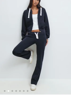 Mörkblåa Gina mjukisbyxor  - Mörkblåa Gina mjukisbyxor💕 säljer de pga att de är för små för mig.