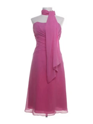 Rosa axelbandslös klänning med scarf - Snygg rosa axelbandslös klänning med matchande scarf runt halsen. Klänningen har omlottdetaljer upptill och ett flytande, lätt tyg som ger en elegant siluett. Perfekt för sommarens speciella tillfällen.