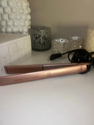 Plattång- GAMA Elegance kreation - Plattång från GAMA, modellen Elegance Keration. Har använts flitigt under några år men fungerar fortfarande superbra för att platta håret. 🔥  Blir varm snabbt och ger ett slätt resultat. Vid lockning kan den upplevas lite hackig, men det kan eventuellt förbättras med rengöring. Säljs i befintligt skick.  Perfekt för dig som främst vill platta håret och vill ha en prisvärd plattång som gör jobbet. 🤍  📦 Skickas väl förpackad.  Taggar: #plattång #gama #gamaprofessional #hårverktyg #hairtool #kerati