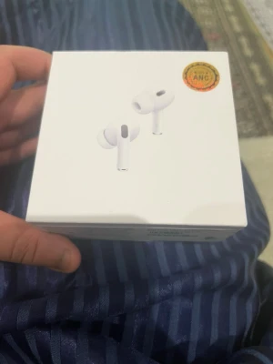 Apple AirPods Pro trådlösa hörlurar - Säljer ett par vita Apple AirPods Pro med aktiv brusreducering. Snygg och kompakt design med silikontoppar för skön passform. Perfekta för musik, poddar och samtal. Levereras i originalförpackning.