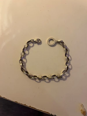 Thomas sabo berlockarmband - Säljer detta berlockarmband från Thomas Sabo. Använt men inga defekter, fint skick! Nypris 859 kr. Mitt pris 300 kr💓😊 Om ni vill ha fler bilder kan jag självklart lösa det. Vid intresse mäter jag även armbandet för att få storlek
