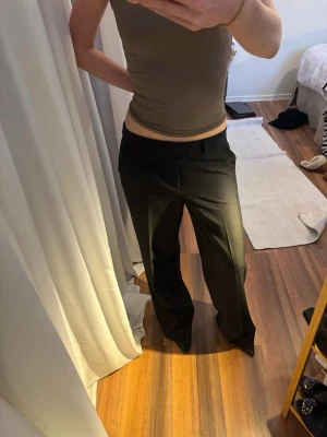 Svarta kostymbyxor med wide fit - Snygga svarta kostymbyxor med breda ben och klassisk midja. Från twist&tango nypris: ca 2000 och de är i nyskick, vida med en lägre midja. De är riktigt bra kvalité😊