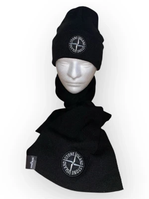 Stone Island Mössa&halsduk set- svart - Helt ny. Fin replika med hög kvalitet. Mössa&halsduk ingår. One size. Pris: 899kr. Först till kvarn. Skickas direkt inom 24h