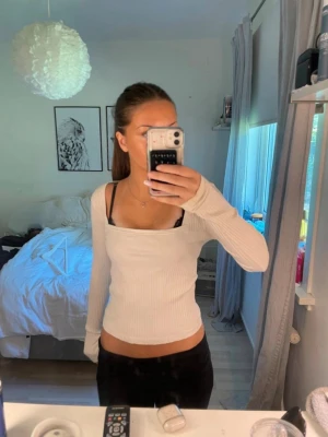 🤍 Vit ribbad topp från Zara – storlek S - Säljer en vit ribbad långärmad topp från Zara i storlek S. Använd väldigt sparsamt och säljs eftersom den tyvärr inte kommer till användning längre. Mjuk och stretchig i materialet med fyrkantig ringning – passar perfekt både till vardags och mer uppklätt.