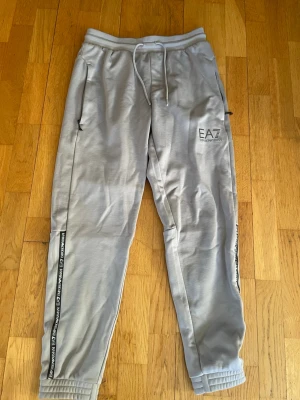 EA7 byxor ARMANI - Säljer mina Armani byxor. Den är i mycket bra skick. Den är i storleken M. Säljer den på grund av att jag inte använder dem.