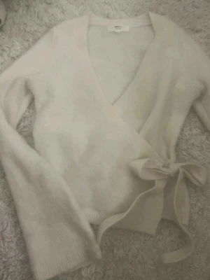 Vit omlottkofta med knytband , ifrån Gina tricot  - Ifrån Gina tricot , pris kan diskuteras. 