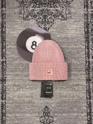 Acne Studios mössa - Säljer min jätte snygga mössa från Acne Studios, skriv vid frågor, priset är förhandlingsbart och kan skickd direkt efter köpet 😊 Passar både män och kvinnor 😃