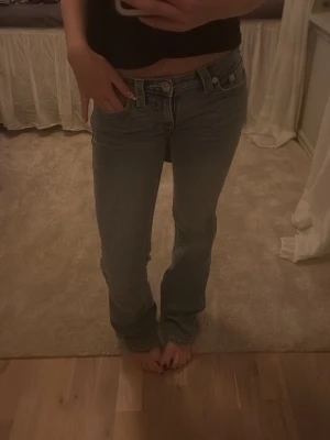 Ljusblå True Religion jeans Becca  - Säljer ett par ljusblå jeans från True Religion med broderad ficka bak i rosa och vitt. 