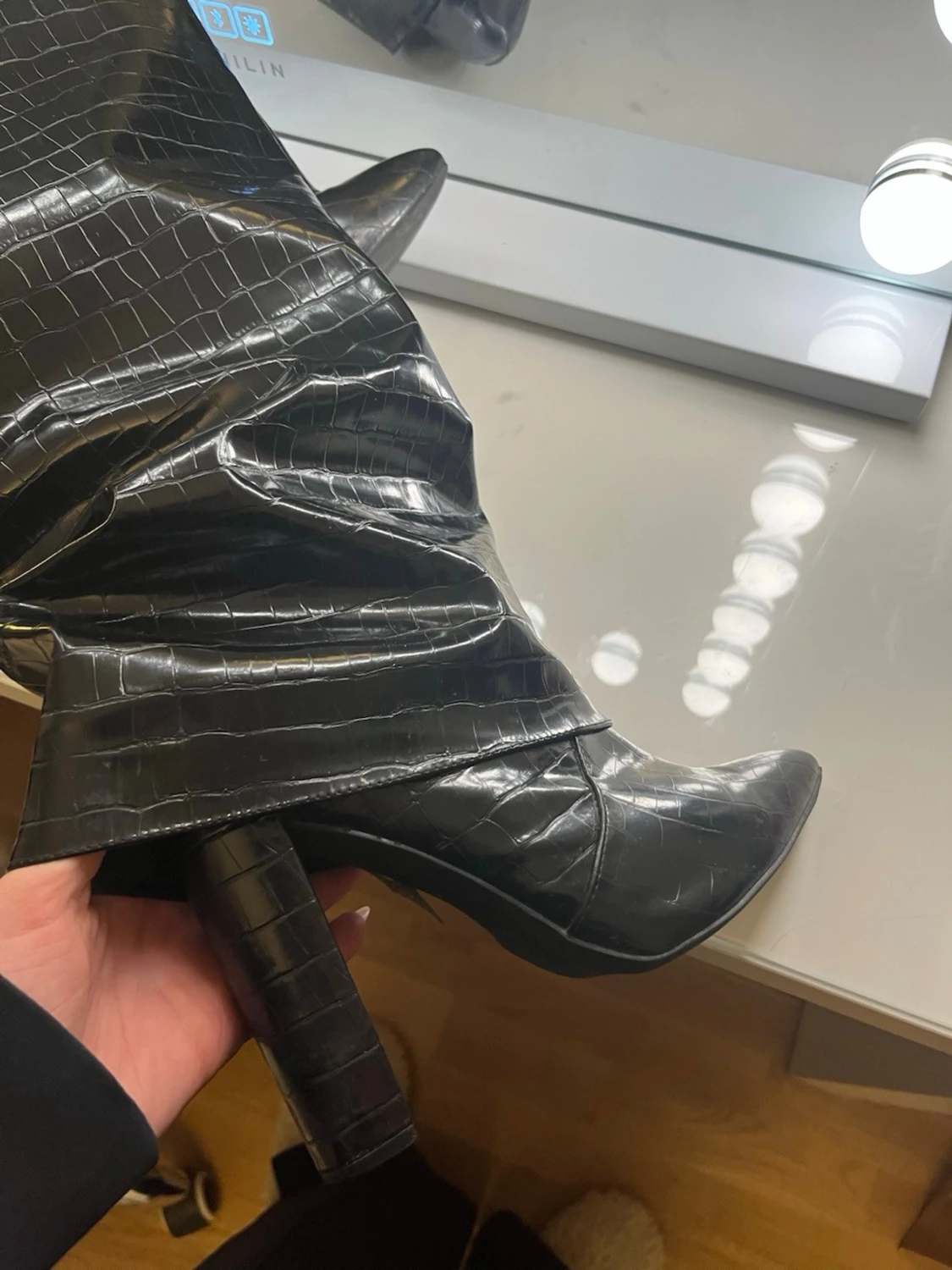 Svarta krokopräglade stövlar med klack - 1