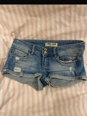 Jeansshorts - Low waist jeansshorts so lär perfekt för sommaren!