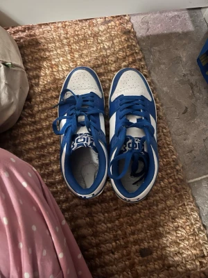 Sneakers  - Sneakers. 80 kr 