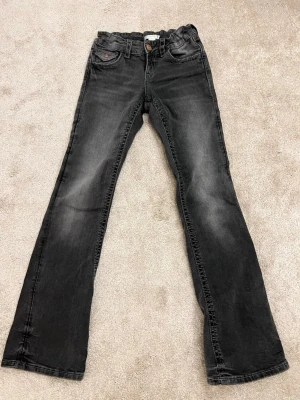 Svarta jeans med rosett-detalj bak - Snygga svarta bootcut jeans med broderade rosetter på bakfickorna från Gina Tricot i storlek 152 tall. Perfekta för dig som vill ha en cool och unik detalj på dina jeans. Hör av er vid funderingar🙌🏼 pris går alltid att diskuteras💕