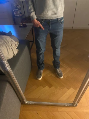 Helt nya Replay jeans! - Helt nya Replay Jeans köpta på Brothers med etiketter kvar. Nypris 1499kr!! | storlek 31W 34L, modellen är 182cm.