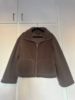 Brun teddyjacka med dragkedja - Mysig brun teddyjacka med stor krage och två rejäla framfickor från Lager 157. Storlek S. Kan skickas, skriv för mer information! 😇