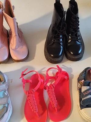 Barn skor  stl 30 - Ett blandat paket med olika typer av skor. Innehåller bland annat stövlar, sandaler och sneakers i varierande skick. Från HM ,Leaf mm  Du är varmt välkommen att kika på mina andra annonser.