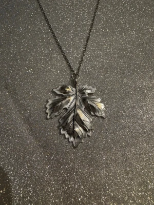 Halsband stort fint löv - Halsband som inte är i äkta silver/guld. Kedja är oftast 50cm men kan ibland komma i 45cm. Kedja är rostfritt stål, berlock oftast i zinklegering men kan även det i vissa fall vara rostfritt stål. Be gärna om mått på berlock om detta är viktigt då bilderna är missvisande när det gäller hur stora dom är! 🌹❤️  Allt är nytt även om de kan stå ”mycket bra skick” , detta mest för att Vinted inte ska fundera på varför jag bara har nya saker .  Bud accepteras inte 🥰🌹