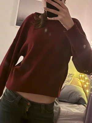 Mörkröd långärmad tröja från Zara  - Mörk/vinröd tröja från Zara i storlek S💗Skönt material och i fint skick!