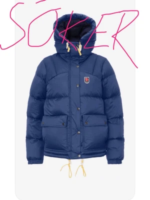 SÖKER fjällrävenjacka - SÖKER! En fjällräven jacka i mörk blå och storlek xs eller s. Vill ha den vanliga modellen och i dam. Den måste vara i bra skick utan några slitningar.