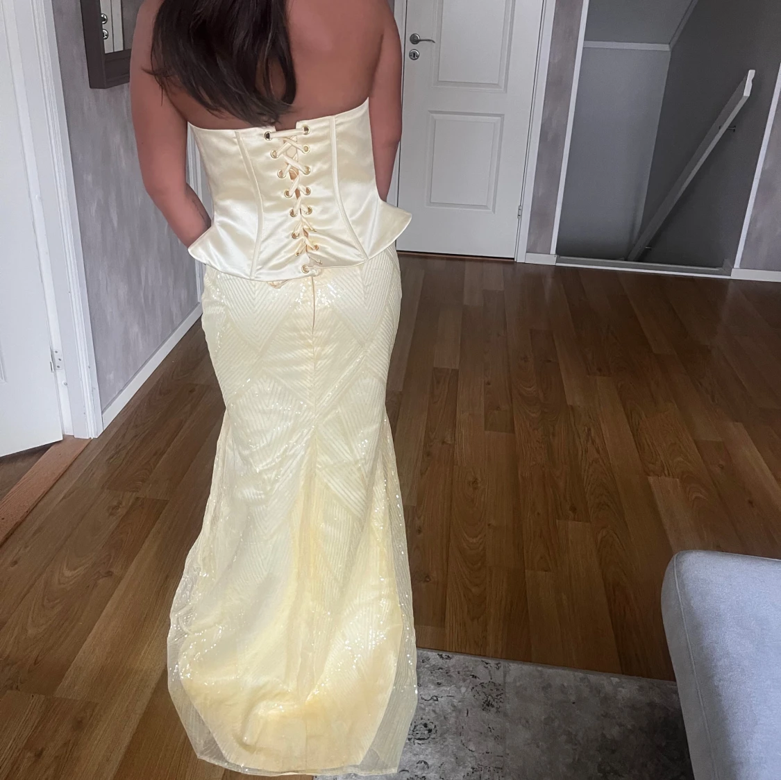 Gul aftonklänning - 1