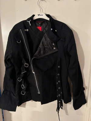 Jacka från Poizen i storlek XXL. - Helt ny jacka från Poizen. Storlek XXL. Lätt vadderad. Material i bomull.