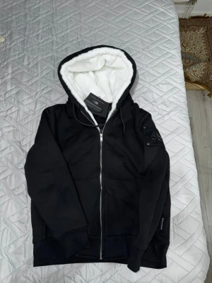 Svart Moose knuckles bunny  - Helt ny, taggar medföljer. Med äkta lammpäls, passar perfekt för vinter. Nypris 5000 kronor.