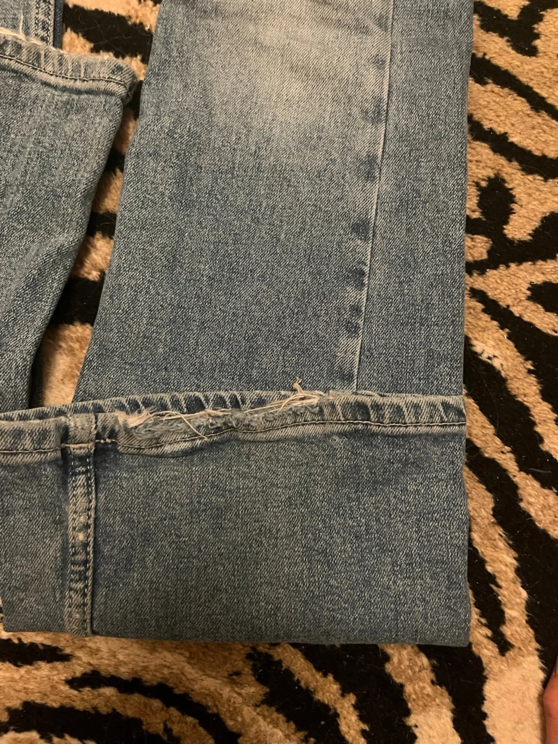 Blå bootcut jeans med broderad ficka - 2